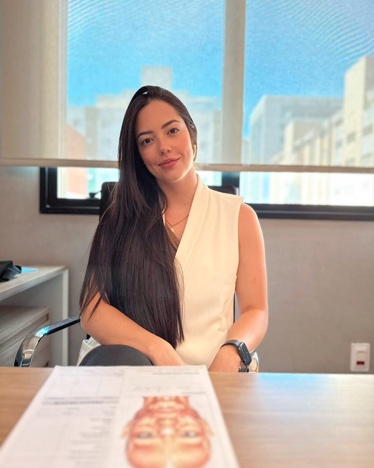 Dra. Isabella Machado em seu consultório